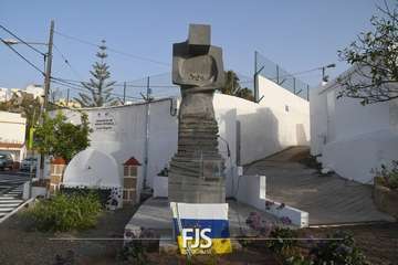 Lomo Magullo abraza la vida con la escultura homenaje a la Traída del Agua/Francisco Javier Santana y TA.
